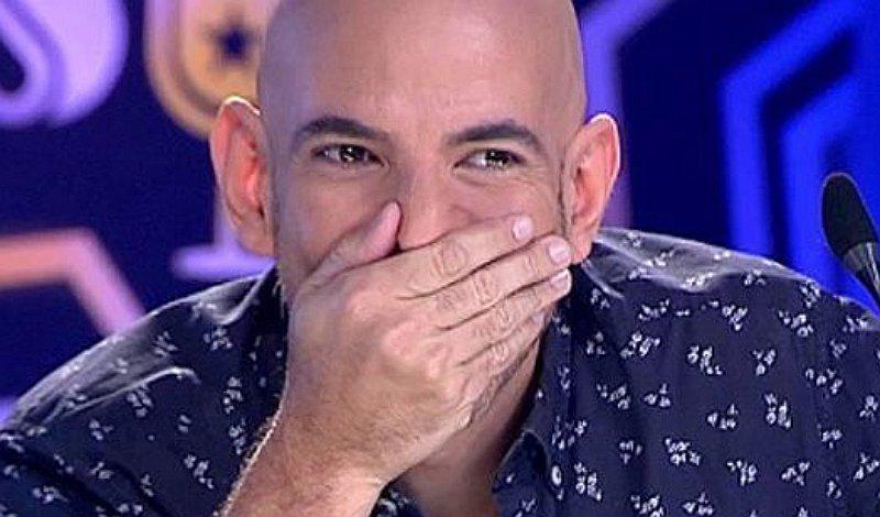 Ricardo Morán se cayó en vivo por intentar escaparse de conocida actriz