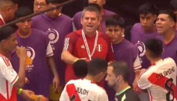 El director técnico de la selección peruana de futsal, llamó “negro” a su jugador en pleno partido.