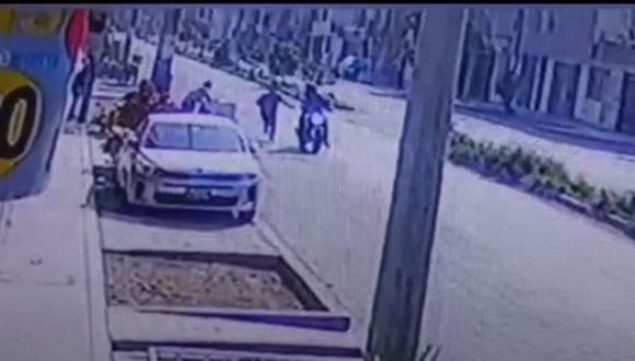 Los delincuentes fueron captados por la cámara de vigilancia de una bodega. (Captura de video)