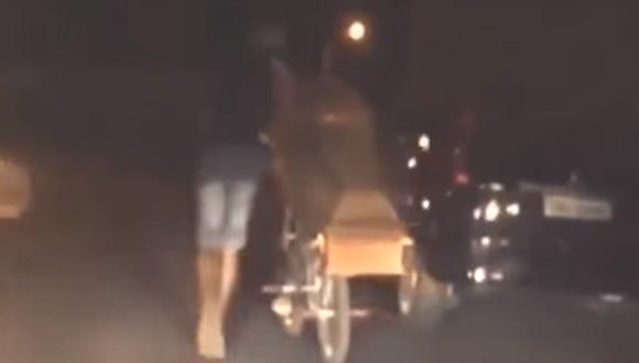 YouTube: desconcierto por joven que desenterró a hermano muerto y lo llevó a pasear (VIDEO)