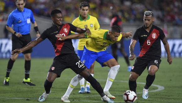 LOS ANGELES, CALIFORNIA - SEPTEMBER 10: Richarlison #9 of Brazil handles the ball defended by Pedro Aquino #23 of Peru in the 2019 International Champions Cup match on September 10, 2019 at Los Angeles Memorial Stadium in Los Angeles, California.   Kevork Djansezian/Getty Images/AFP