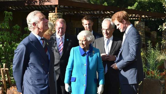 Reina Isabel II acude a la feria de flores con príncipes Carlos y Enrique