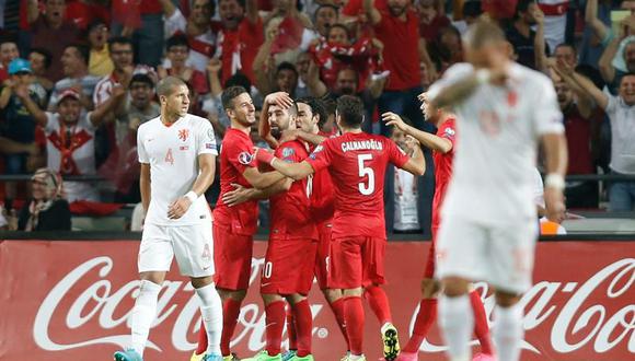 Turquía golea 3-0 a Holanda que queda al borde de la eliminación