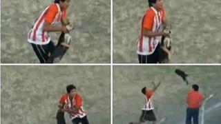 Futbolista José Jiménez fue retirado de equipo tras lanzar a perro fuera del campo [VIDEO] 
