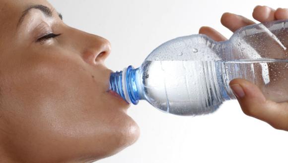 ¿Beber mucha agua adelgaza?