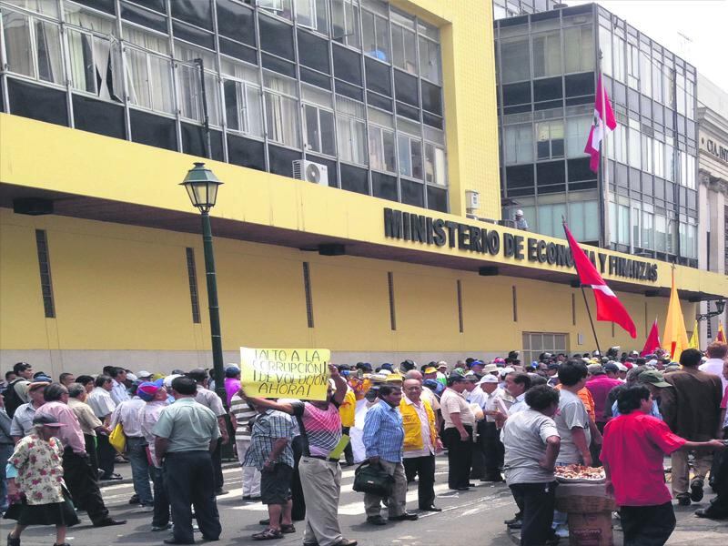 Fonavistas protestan frente al Ministerio de Economía