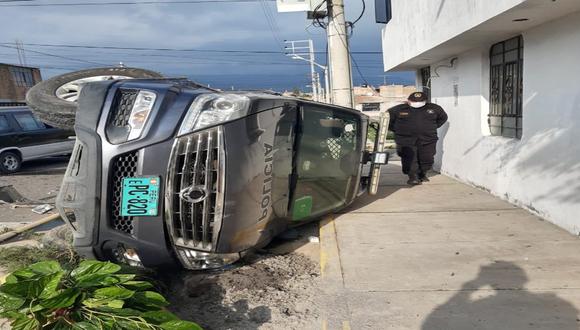 Arequipa: Patrullero se estrella con auto y deja dos heridos.