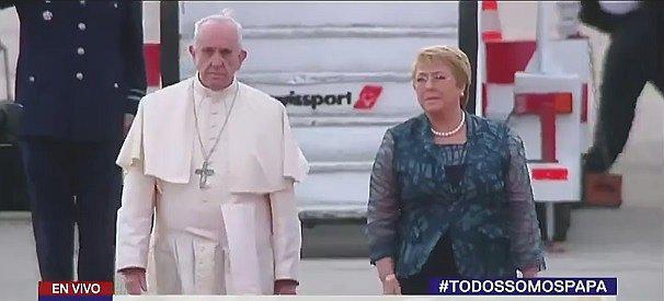 ​Papa Francisco ya está en Chile y tiene su primer percance (FOTOS y VÍDEO)