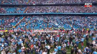 Efusividad: hinchas de Manchester City saltaron a la cancha para celebrar un título | VIDEO