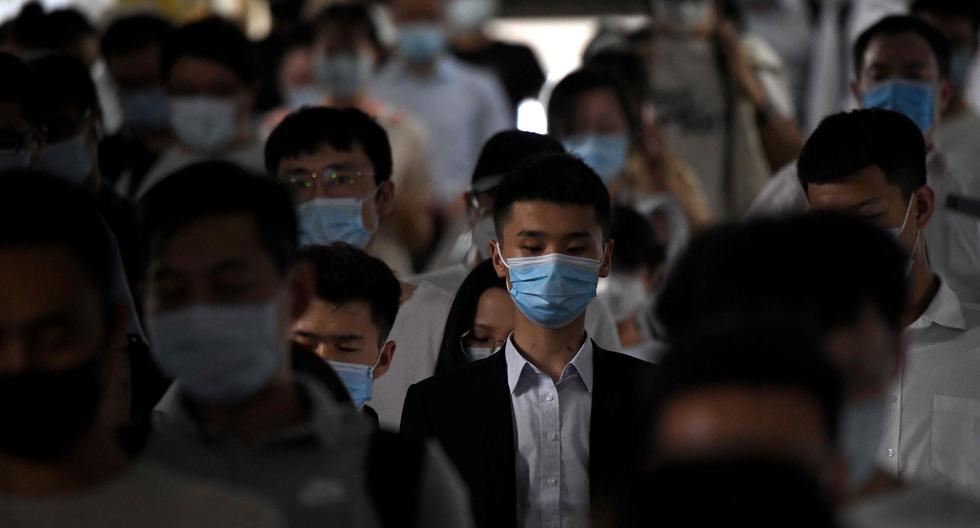 Pasajeros con máscaras faciales caminan por una estación de tren durante la hora pico en Beijing el 15 de junio de 2020. (Foto: AFP)