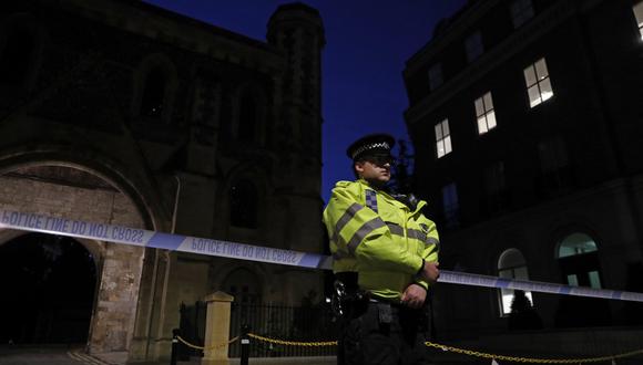 Los oficiales de policía aseguraron un cordón policial cerca del parque Forbury Gardens en Reading, al oeste de Londres. (Adrian DENNIS / AFP)
