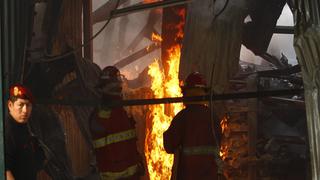 Villa María del Triunfo: Buses y custers calcinados en incendio de mercado 