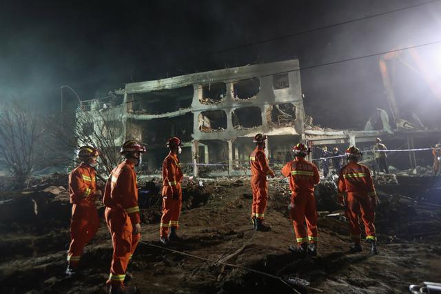 Esta foto muestra a rescatistas buscando sobrevivientes en un edificio dañado por una explosión de un camión cisterna cerca de Wenling, en la provincia oriental china de Zhejiang. (STR / AFP)