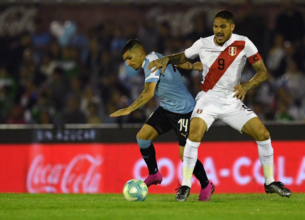 Uruguay's midfielder Lucas Torreira (L) vies for the ball with Peru's forward Paolo Guerrero during an international friendly football match in Montevideo on October 11, 2019. (Photo by EITAN ABRAMOVICH / AFP)