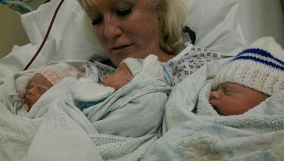 Una abuela británica de 55 años da a luz a trillizos 