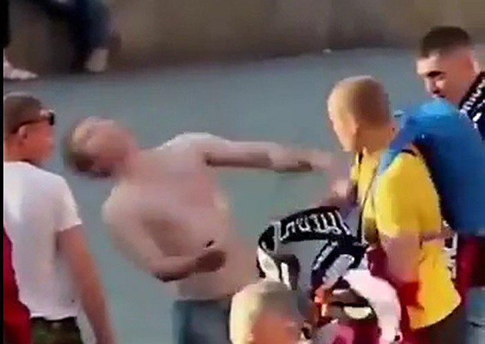 Boxeador noquea a joven ebrio para evitar que siga golpeando a transeúntes (VIDEO)