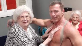 Le conceden deseo navideño a abuelita de 89 años con show de un stripper disfrazado de bombero | VIDEO