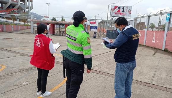Huancayo: Ilich López fue multado por no quitar su panel publicitario cerca al estadio Huancayo, lugar que se usa como local de votación. (Foto: Difusión)