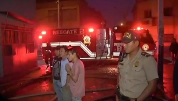 Al incendio en el Rímac llegaron los agentes de la Policía Nacional del Perú (PNP), quienes ayudaron a evacuar a las personas que estaban cerca de la zona comprometida.  (Foto: TV Perú)