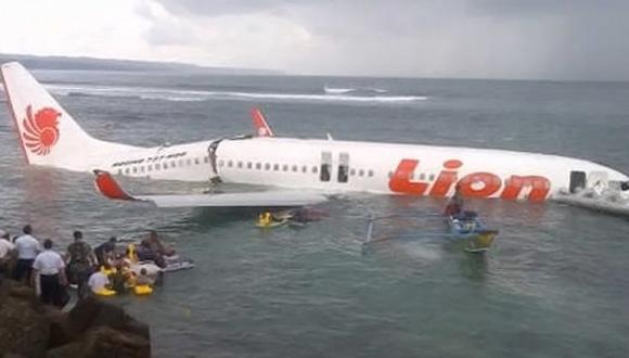 Increíble: Avión con 130 personas cae al mar, se parte en dos y sobreviven todos