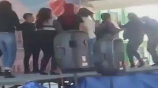 Mamitas caen del escenario durante concurso por su día (VIDEO)