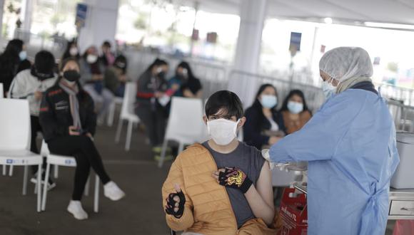 De momento se viene vacunando a mayores de 18 años en Lima y Callao. (Foto: GEC)