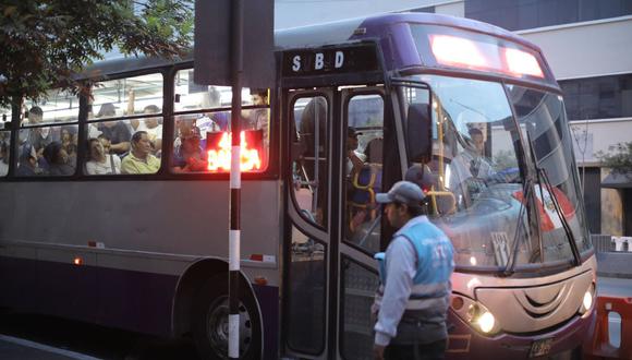 Cientos de usuarios volvieron a utilizar el servicio del Corredor Morado después de que retomó sus operaciones en la avenida Abancay, en Cercado de Lima. (Foto: Joel Alonzo/GEC)