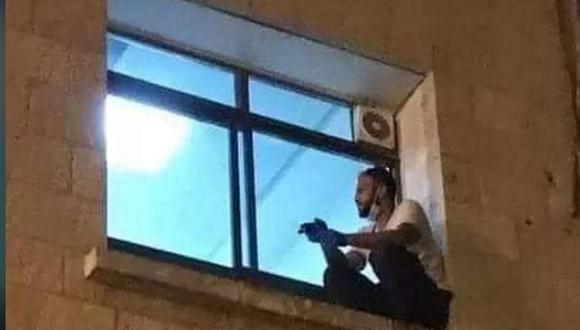 La imagen de Jihad Al-Suwaiti (30) en cuclillas, observando desde una ventana del hospital observando a su madre ha dado la vuelta al mundo. (Foto: Twitter/@mhdksafa)