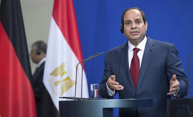 Presidente de Egipto quiere muerto a rival y le gritan "asesino" [FOTOS]