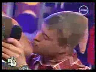 Carlín denuncia agresión de Butters y Bertie lo sorprende con un beso 