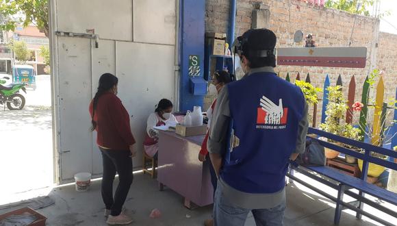 Ayacucho: la Defensoría instó a colocar un cartel al ingreso del recinto educativo donde se recuerde la gratuidad de programa Qali Warma. (Foto: Defensoría del Pueblo)