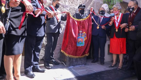 Cápsula del tiempo fue enterrada por autoridades de la Municipalidad de Arequipa. (Foto: Municipalidad Provincial  de Arequipa)
