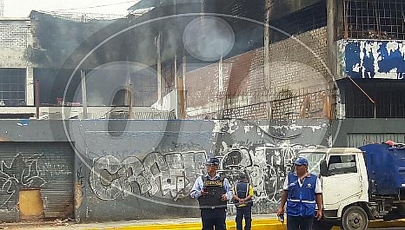 Cercado de Lima: se reaviva el incendio que inició desde el 25 de diciembre