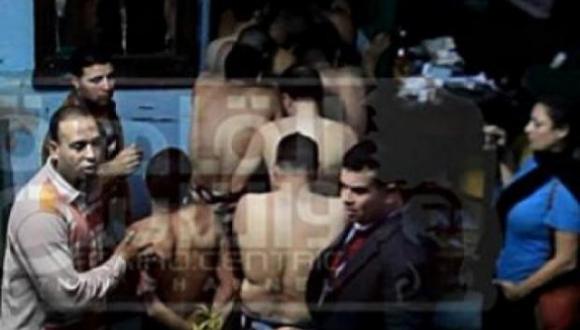 Absuelven a 26 hombres juzgados por "depravación" al estar desnudos en baño
