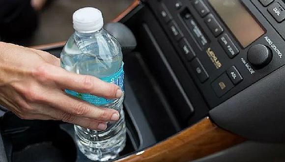 ​Botella con agua dentro del auto puede provocar un incendio │ VIDEO