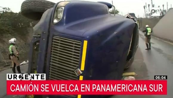 Un camión de carga pesada de placa D8I-808 se volcó esta mañana en la Panamericana Sur. (Foto captura: Tv Perú Noticias)