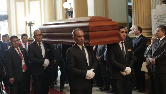Los restos mortales de Guerra García son llevados al Congreso de la República para un velatorio abierto al público
