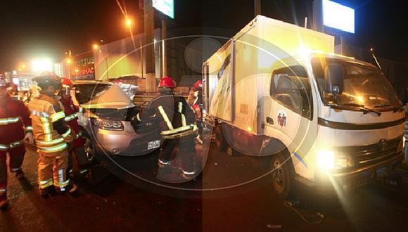 Vehículo se empotra contra camión de la Municipalidad de Lima (FOTOS Y VIDEOS)