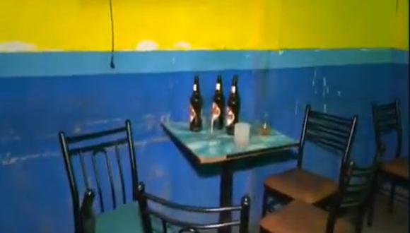Según el informe de ATV, indicó que en el interior de este bar clandestino habían más de 100 cajas de alcohol. Además, que el interior del local, las personas estaban escuchando música a alto volumen sin respetar las medidas de seguridad para evitar contagios por COVID-19. (Foto: Captura ATV)