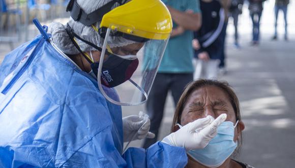 En Perú, los casos por COVID-19 y número de fallecidos ha disminuido (Foto: Ernesto Benavides / AFP)
