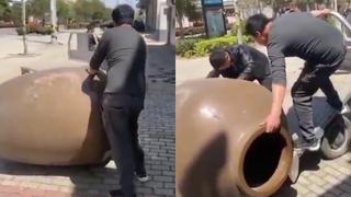 Trabajadores intentaron mover un jarrón gigante y acabaron haciéndolo añicos en divertido video viral