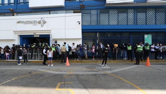 Personas siguen formaron largas colas en los exteriores de la sede de Breña de Migraciones para tramitar su pasaporte. Foto: Alessandro Currarino / @photo.gec