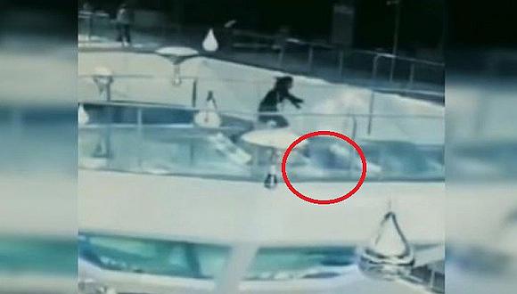 Mujer tropieza y cae en un tanque lleno de tiburones justo cuando iban a ser alimentados (VÍDEO)