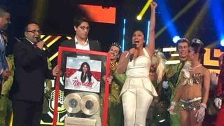 Maricamen Marín recibe emocionada doble disco de platino por álbum navideño