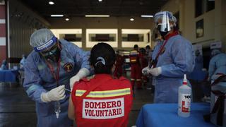 Áncash: Inmunizan contra el COVID-19 a bomberos voluntarios de Nuevo Chimbote