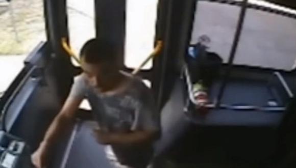​YouTube: Hombre trata de secuestrar un bus pero muere en el intento