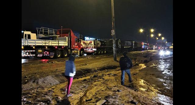 Arequipa: Transeúntes sortean las capas de lodo para ponerse a buen recaudo