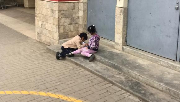 Facebook: niño se hace viral al hacer sus tareas en la calle y enseñarle a su hermanita│FOTO