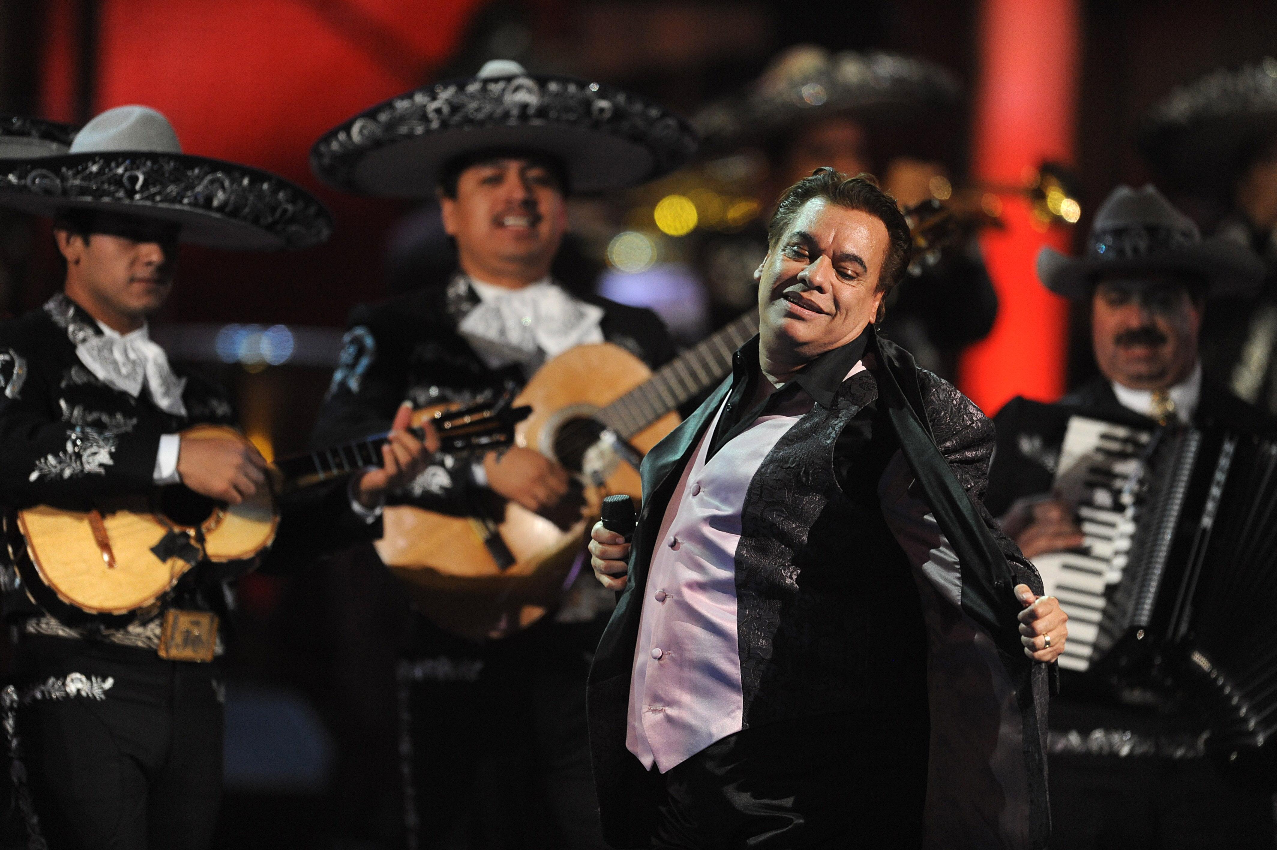 Singer Juan Gabriel performs during the Latin Grammy Awards show at the Mandalay Hotel in Las Vegas, Nevada on November 5, 2009.                AFP PHOTO/Mark RALSTON (Photo by MARK RALSTON / AFP)