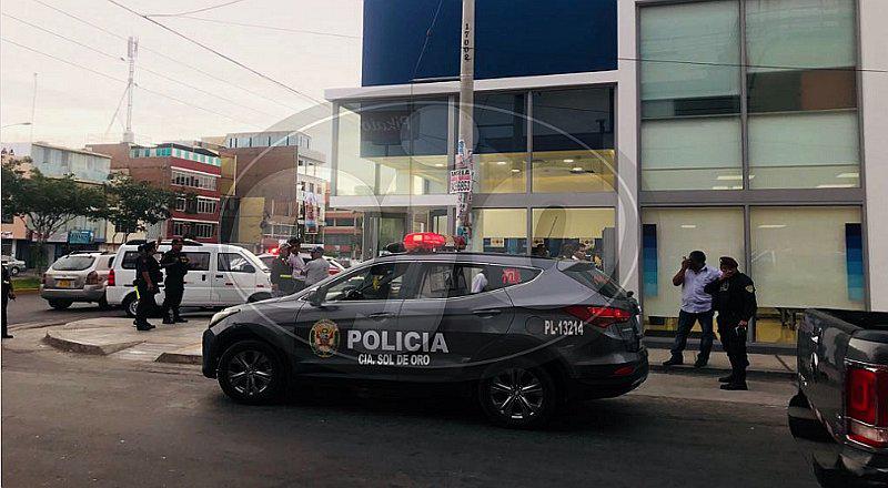 Cuatro delincuentes asaltan agencia bancaria en Los Olivos (FOTOS)